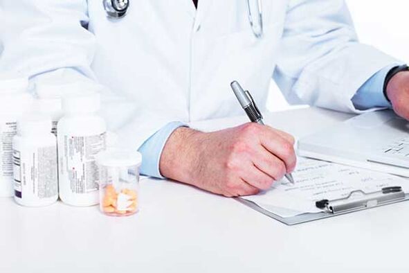 El médico prescribe tratamiento para el dolor testicular debido a la excitación.